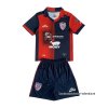 1ª Camiseta Cagliari Calcio Nino 2023-2024 1ª Camiseta Cagliari Calcio Nino 2023-2024