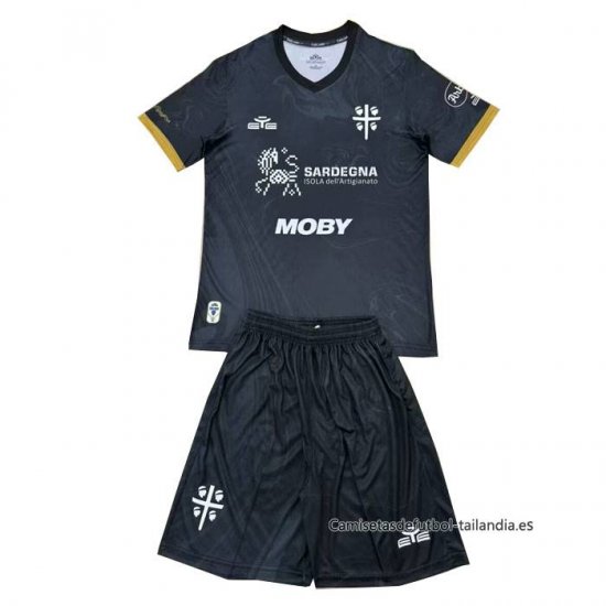 3ª Camiseta Cagliari Calcio Nino 2024-2025 - Haga un click en la imagen para cerrar